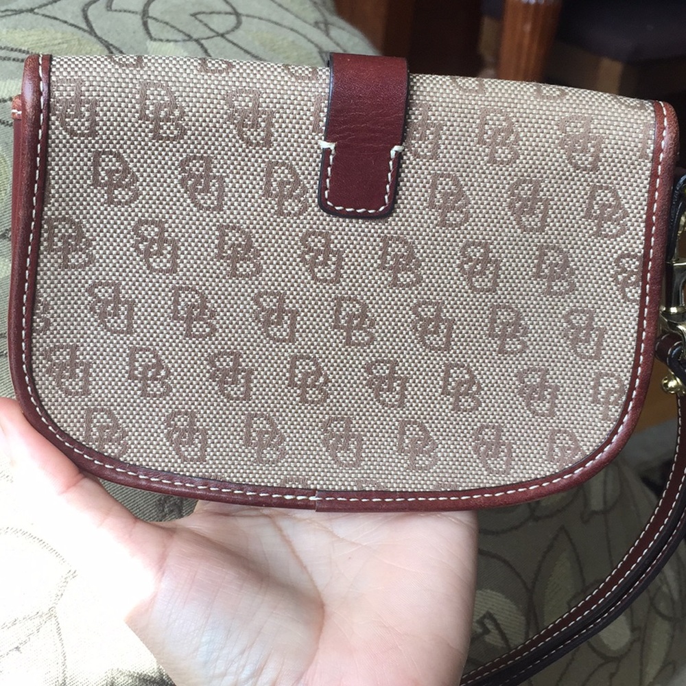 Dooney & Bourke small wristlet - Picture 4 of 8